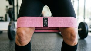 resistance band around knees fixing knee valgus during squat